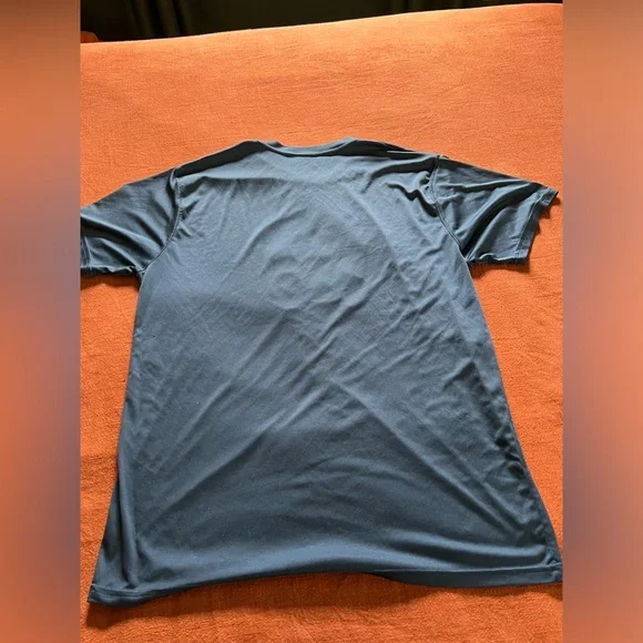 Men’s athletic shirt with graphic. - Picture 7 of 7